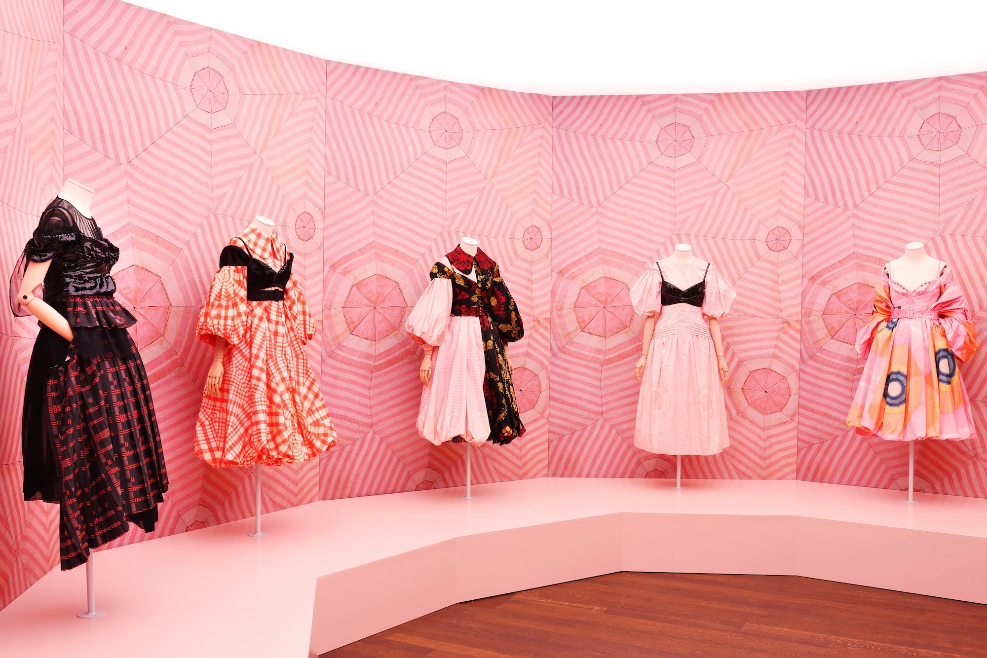 アート・デザイン・音楽 Embarrassment of Riches : Photographs Amazon.com: Embarrassment of Riches : Photographs